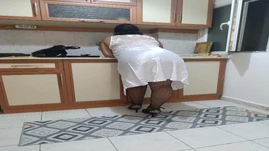 Beyaz gecelik ve file çoraplar… İşte aradığım kadın bu