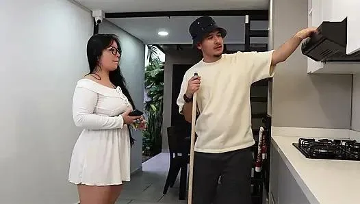 Goring’li bahçıvanla sevişiyorum; kocam ofisteyken ağzımı sütle dolduruyor.