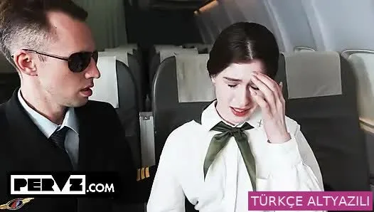 Uçuş görevlisi adayı seksi Pearl, sapık pilotla oldukça samimi bir mülakata giriyor