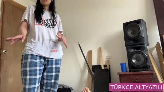 Üvey kuzenim, baş başa olduğumuzdan yararlanıyor